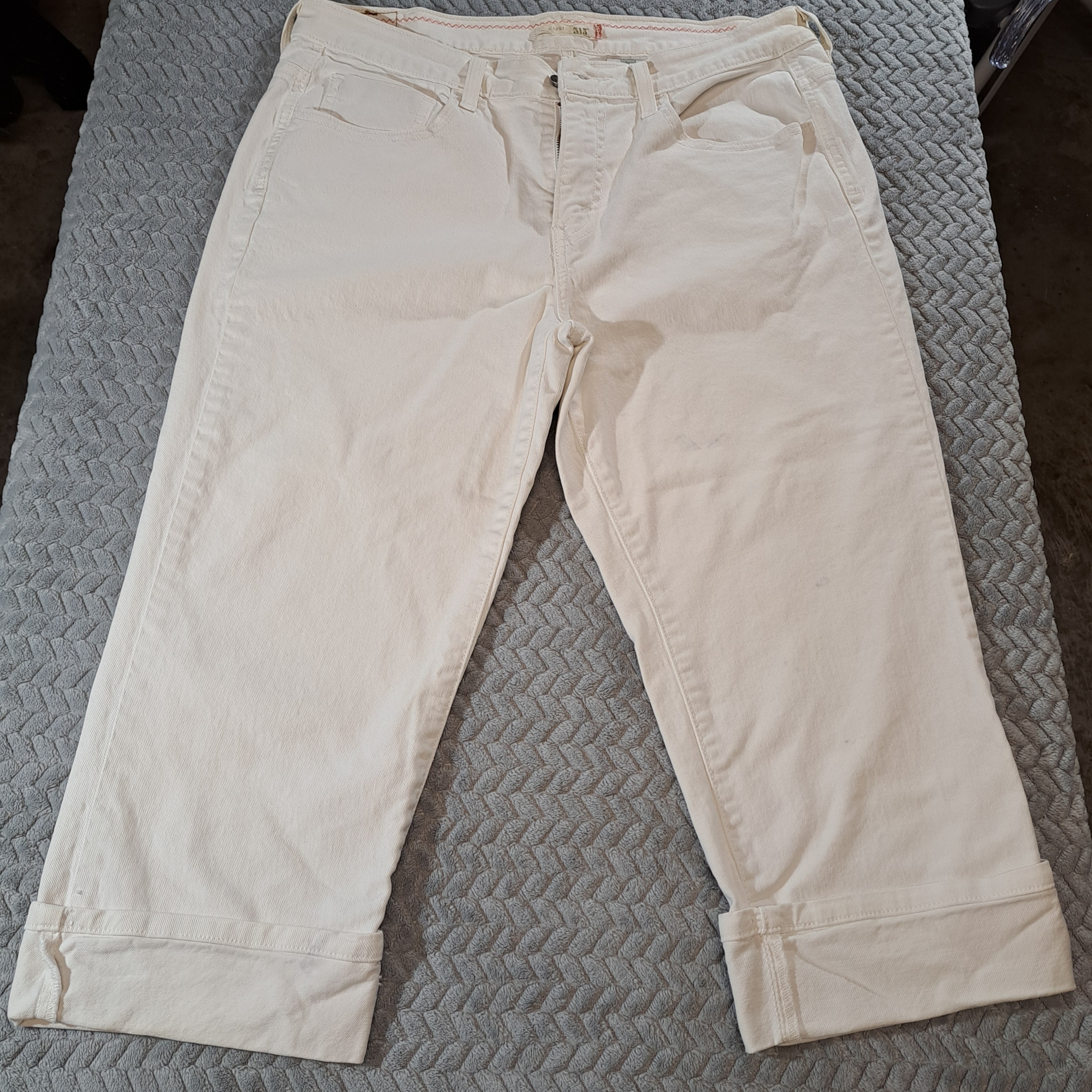 Levis OffWhite Cuffed Capri Jeans Levis OffWhite Cuffed Capri Jeans